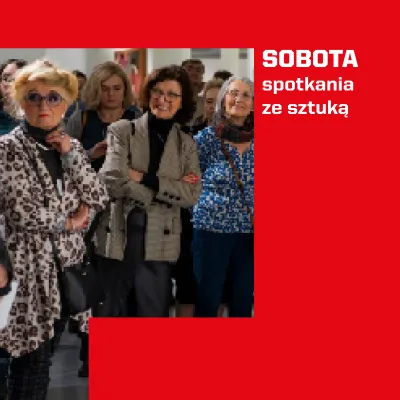  Grupa uczestników wydarzenia kulturalnego stojąca w galerii sztuki. Po prawej stronie widnieje czerwone tło z białym napisem: „SOBOTA spotkania ze sztuką”.