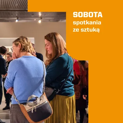 Grafika przedstawia wierszowany kadrowo plakat informacyjny o treści „SOBOTA spotkania ze sztuką”, znajdującej się w prawym górnym rogu na jaskrawopomarańczowym tle. Obok tekstu widnieje fotografia z wnętrza galerii sztuki, na której dwie zamyślone kobiety – jedna w błękitnym swetrze, a druga w ciemnozielonej bluzce i żółtej plisowanej spódnicy – w skupieniu oglądają wystawę w otoczeniu innych zwiedzających.