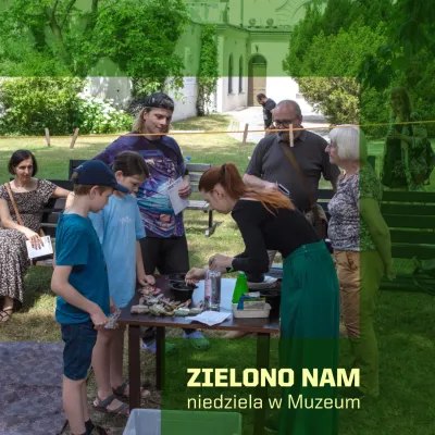 Zielony, prostokątny kształt, na którym znajduje się napis ZIELONO NAM niedziela w Muzeum. Na środku grupa dzieci i dorosłych uczestniczy w plenerowych warsztatach plastycznych w ogrodzie.
