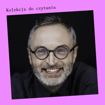 Zdjęcie przedstawia uśmiechniętego mężczyznę w okrągłych, ciemnych okularach i czarnej koszuli na czarnym tle. Fotografia jest lekko przechylona i umieszczona na jaskraworóżowym obramowaniu z napisem „Kolekcja do czytania” w górnym rogu.
